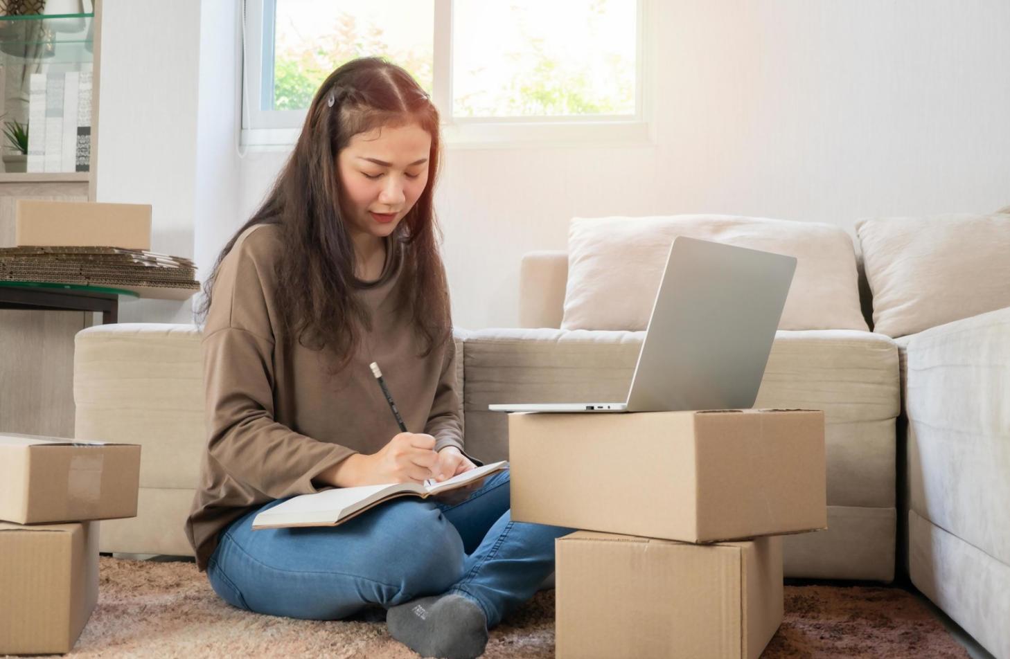 Estudiantes conectados desde diferentes ubicaciones trabajando en proyectos